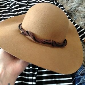 🌻Beautiful Felt Wide-Brim Hat🌻